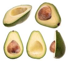 Verse helften avocado's geïsoleerd op een witte achtergrond met uitknippad foto