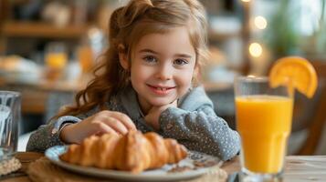 ai gegenereerd meisje aan het eten croissant voor ontbijt met oranje sap foto