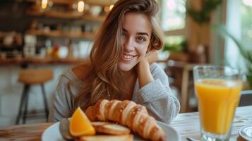 ai gegenereerd meisje aan het eten croissant voor ontbijt met oranje sap foto