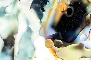 zwart en goud abstract patroon gemaakt met oliebellen op water foto