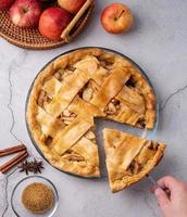 bovenaanzicht van zelfgemaakte appeltaart op houten tafel foto