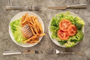 borden met fastfood en gezond eten bovenaanzicht plat leggen foto