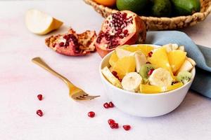 verse fruitsalade op witte marmeren achtergrond foto