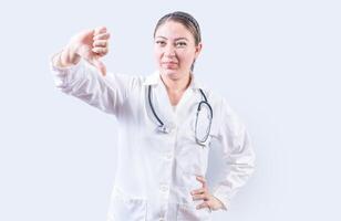 vrouw dokter gebaren afkeuring geïsoleerd. vrouw dokter afkeurend met vingers geïsoleerd foto