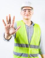 jong ingenieur tellen aantal vijf geïsoleerd. glimlachen ingenieur tonen aantal vijf met hand- geïsoleerd foto