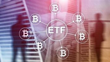 bitcoin etf cryptocurrency trading en investeringsconcept op dubbele belichtingsachtergrond. foto