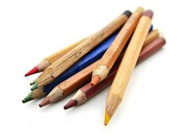 ai gegenereerd een verschillend kleuren potloden en pennen aan het liegen een door een geïsoleerd Aan een wit achtergrond. hoog kwaliteit. ai generatief foto