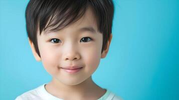 ai gegenereerd een Aziatisch glimlachen klein jongen Aan een solide blauw achtergrond. hoog kwaliteit. ai generatief foto