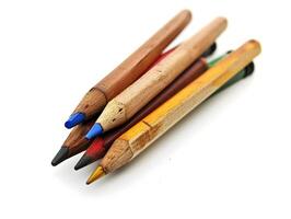 ai gegenereerd een verschillend kleuren potloden en pennen aan het liegen een door een geïsoleerd Aan een wit achtergrond. hoog kwaliteit. ai generatief foto