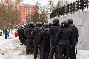 Politie officieren in zwart helmen wacht voor de commando naar arresteren de demonstranten. foto