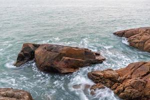 rotsen en golven aan zee foto