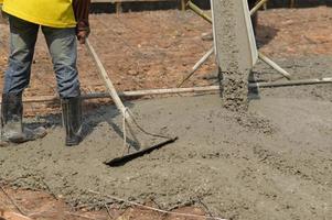 werknemers gieten beton voor de bouw. foto