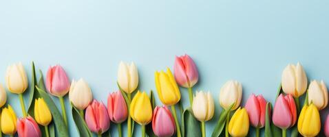 ai gegenereerd roze en geel tulpen zijn gezien Aan een licht achtergrond foto