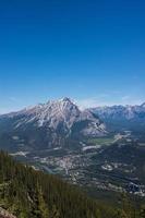 prachtige luchtfoto van rocky mountains in de lente, banff nationaal park, alberta, canada foto