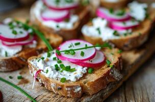 ai gegenereerd radijs en bieslook Aan geroosterd brood foto