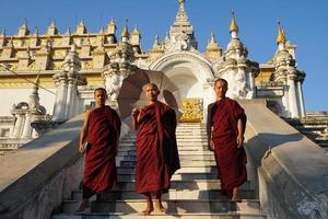 groep aziatische novice monniken die de trappen van het klooster aflopen foto