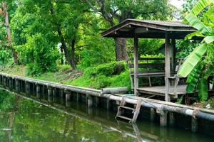 houten paviljoen aan het kanaal