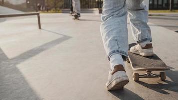 achteraanzicht tiener met skateboard kopie ruimte skatepark