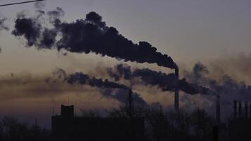 roken fabriek schoorstenen. milieu probleem van verontreiniging van milieu en lucht in groot steden. visie van groot fabriek met roken pijpen. timelapse foto