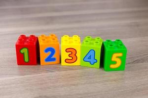 getallen op dobbelstenen van 1 tot 5. leren tellen en rekenen foto