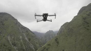 antenne dar landschap van groen berg landschap. actie. fantastisch wild rotsen en pittoreske hellingen Aan een zomer dag met vliegend quadrocopter. foto