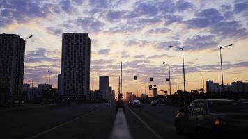 mooi visie van stad snelweg Aan achtergrond van zonsondergang met wolken. concept. symmetrisch visie met verkeer Aan twee rijbaan stad snelweg met helder avond lucht en wolken foto
