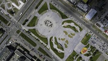 top visie van stad plein met fontein in zomer. klem. modern ontwerp van fontein in centrum van plein in bezig stad. modern plein met mensen en fontein Aan zomer dag foto