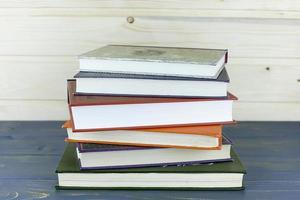 oude boeken op een houten plank. geen etiketten,