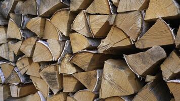 detailopname van brandhout levering. media. veel van gehakt brandhout voor winter. benodigdheden van brandhout in dorp voor winter foto