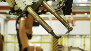 laatste technologie in machine productie. tafereel. robot machines werken in productie van auto's en onderdelen. nieuw technologieën en robotisering in productie foto