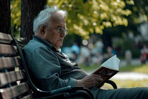 ai gegenereerd ouderen Mens zittend Aan een bank in een park met een boek in zijn hand, generatief ai foto