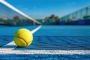 ai gegenereerd tennis bal Aan de lijn rechtbank in de buurt netto . generatief ai foto