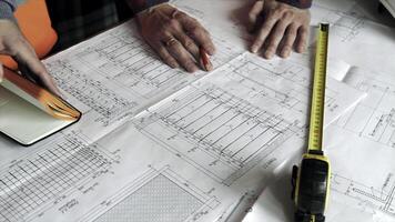 detailopname van personen ingenieur hand- tekening plan Aan blauw afdrukken met architect apparatuur, architecten bespreken Bij de tafel, team werk. voorraad. detailopname van handen met heerser en potloden Aan een droogte foto