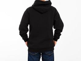 man in zwart sweatshirt op witte achtergrond - mannelijke hoodie mock up, zwarte kap leeg foto