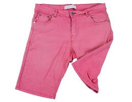 roze shorts op witte achtergrond, gevouwen roze jeans shorts geïsoleerd over white foto