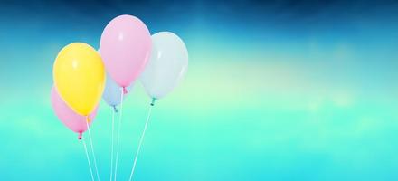 helium ballen op een gekleurde achtergrond geïsoleerd foto