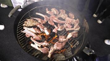 Reserve ribben Koken Aan barbecue rooster voor zomer buitenshuis feest. voedsel achtergrond met barbecue feest. ribben zijn bereid Aan de rooster foto