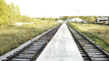 industrieel spoorweg tanks met olie producten. voorraad. spoorweg in productie foto