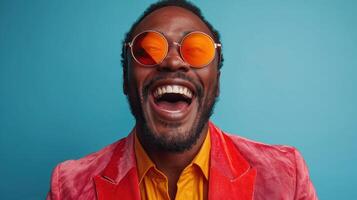 ai gegenereerd portret van een gelukkig Afrikaanse Amerikaans Mens in oranje zonnebril Aan blauw achtergrond. foto