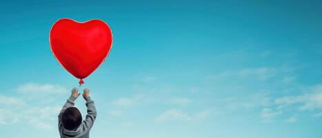 ai gegenereerd terug visie van een kind verhogen armen met rood liefde Valentijn hart vormig ballon tegen lucht achtergrond foto