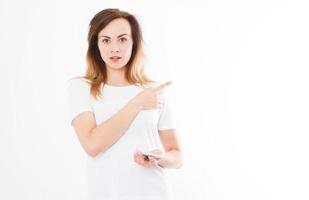 portret van sexy vrouw houdt smartphone vast en wijst op een witte achtergrond, kopieer ruimte, sjabloon, blanco foto