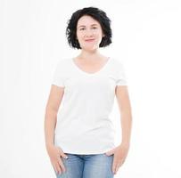 sexy middelbare leeftijd vrouw in tshirt op witte achtergrond. bespotten voor ontwerp. ruimte kopiëren. sjabloon. blank foto