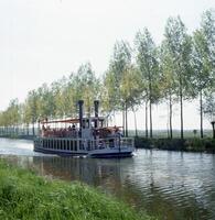 een rivier- met een boot Aan het foto