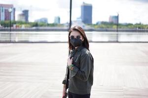 jong mooi Aziatisch vrouw vervelend jasje en zwart jeans poseren buitenshuis foto