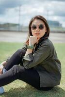 jong mooi Aziatisch vrouw vervelend jasje en zwart jeans poseren buitenshuis foto