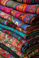 ai gegenereerd etnisch weelde maximalistisch pracht in rijk gekleurde textiel patronen foto