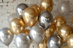 ai gegenereerd chique viering glinsterende goud en zilver ballonnen creëren aantrekkingskracht foto