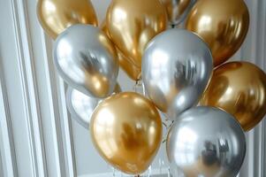 ai gegenereerd chique viering glinsterende goud en zilver ballonnen creëren aantrekkingskracht foto