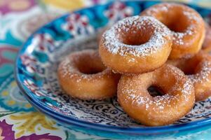 ai gegenereerd culinaire traditie rosquillas - Spaans donuts in elke beet foto