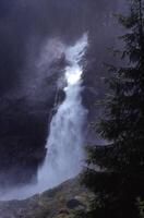 een groot waterval in de bossen foto